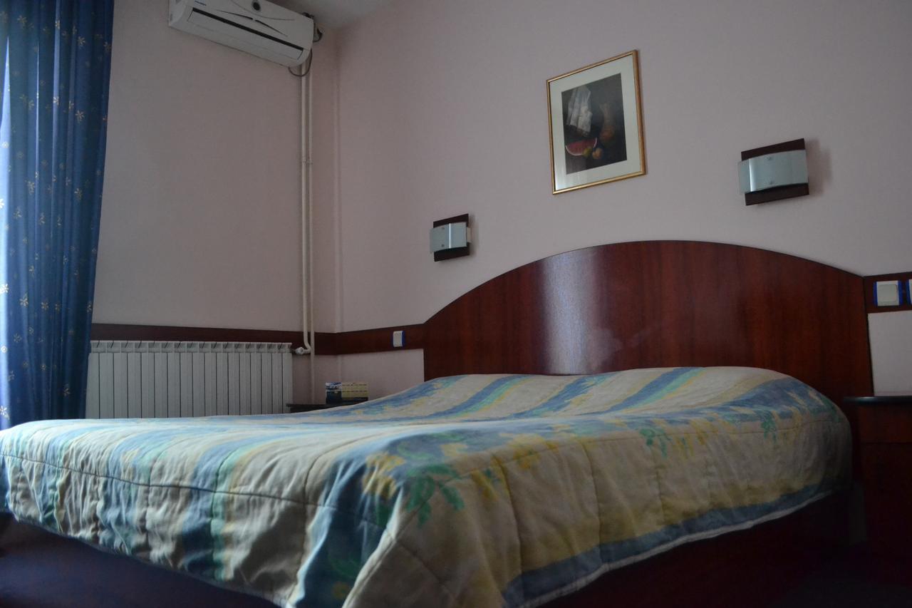 קומאנובו Hotel Mimoza מראה חיצוני תמונה
