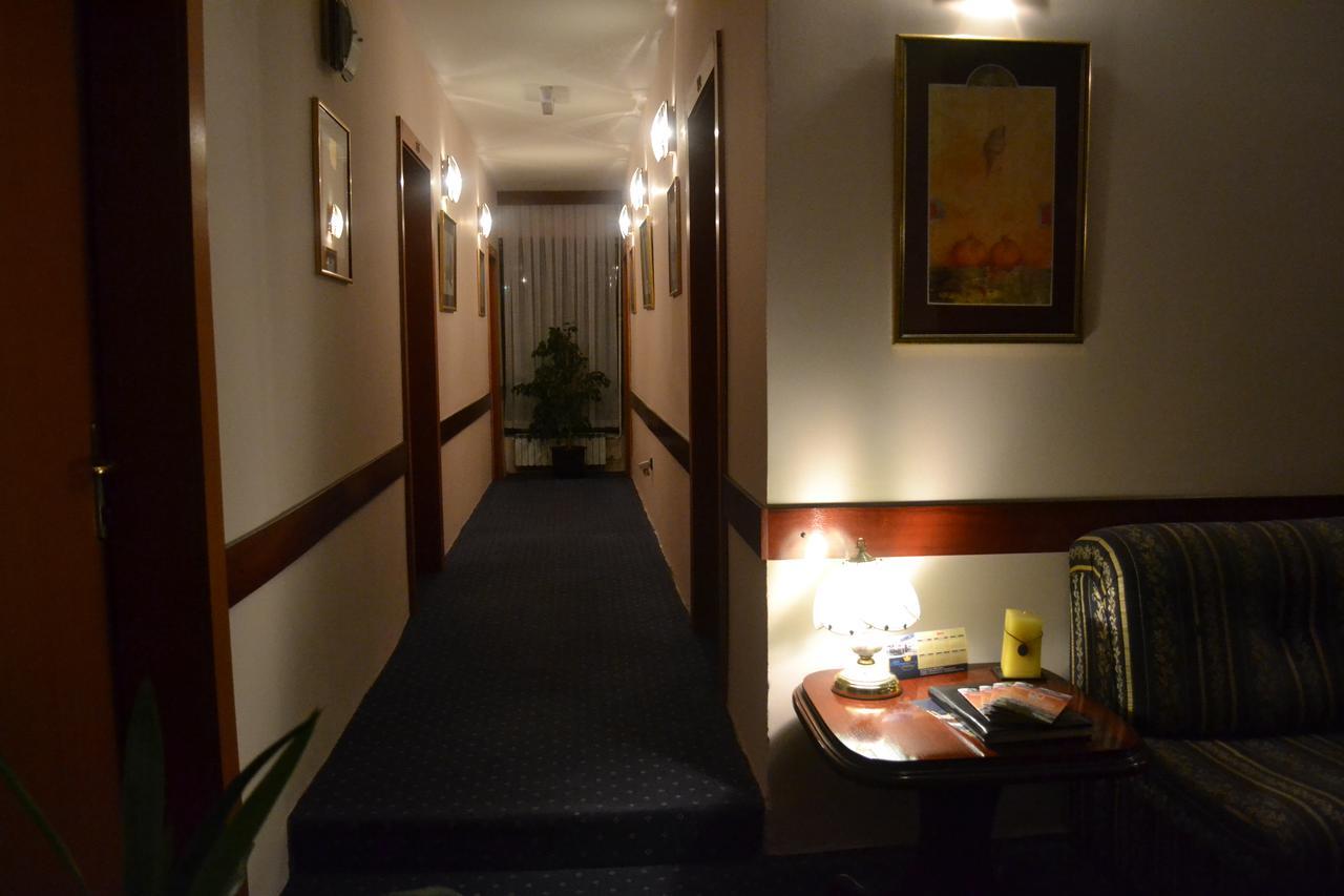 קומאנובו Hotel Mimoza מראה חיצוני תמונה